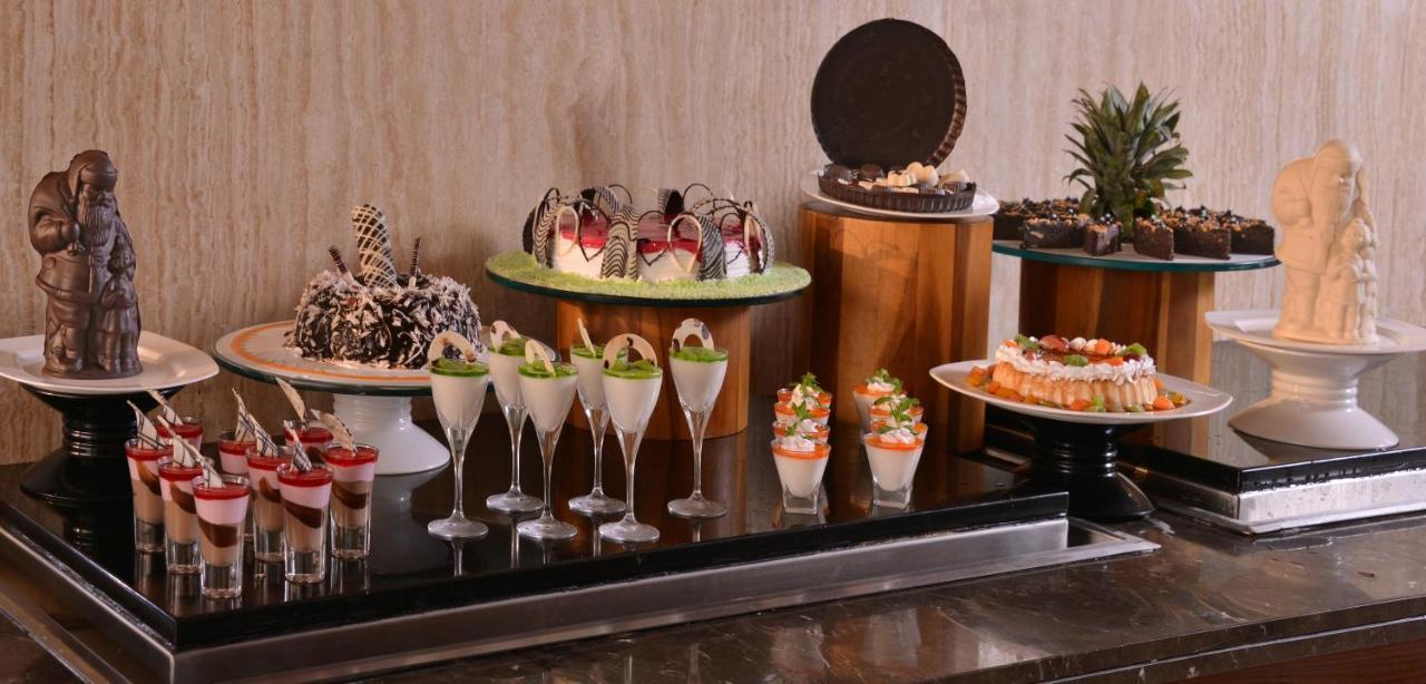 ฮอลิเดย์ อินน์ จันทิครห์ ปัญจกุลา ปัญจ์กุลา ภายนอก รูปภาพ A dessert buffet