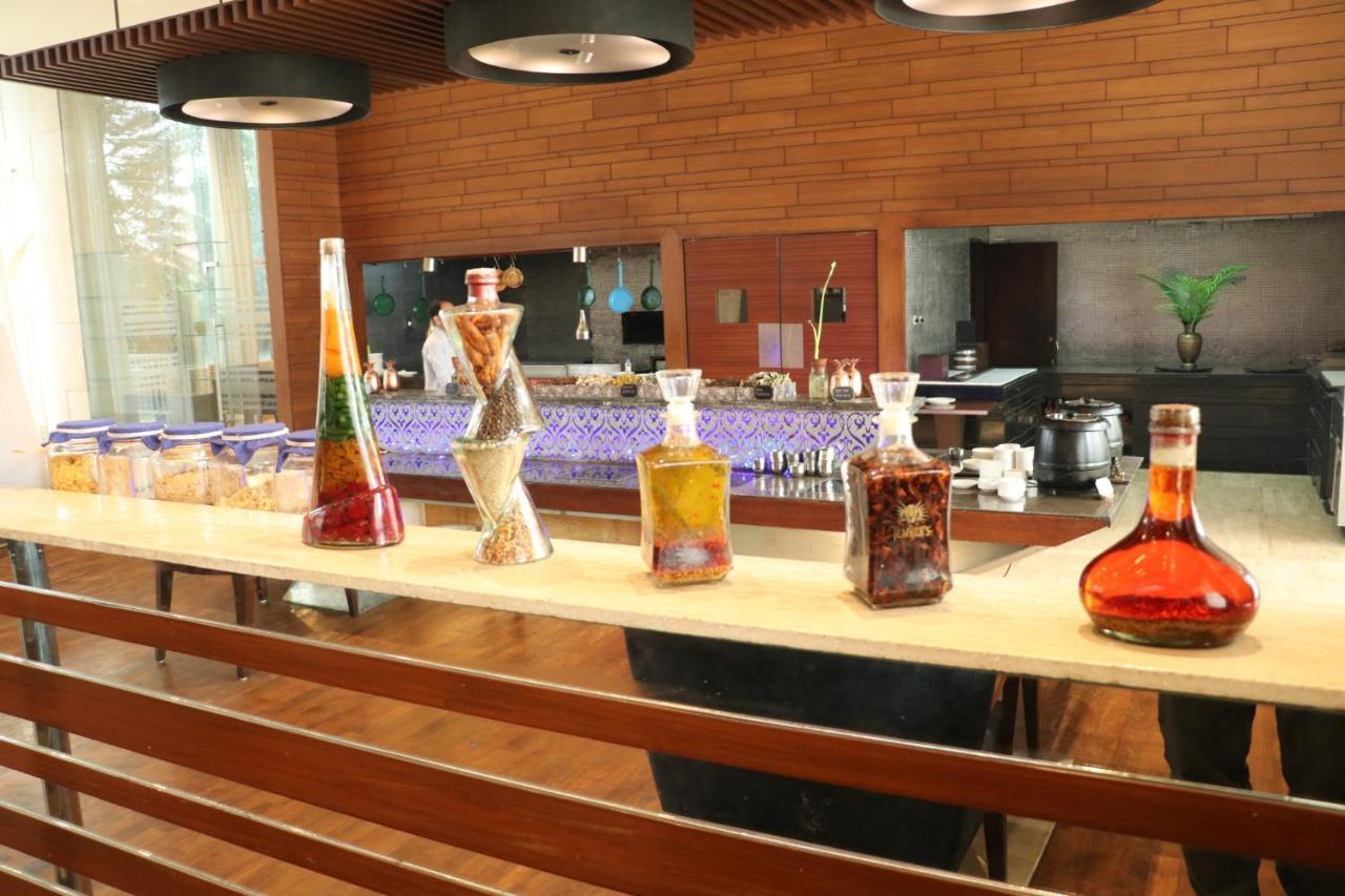 ฮอลิเดย์ อินน์ จันทิครห์ ปัญจกุลา ปัญจ์กุลา ภายนอก รูปภาพ A selection of liqueurs