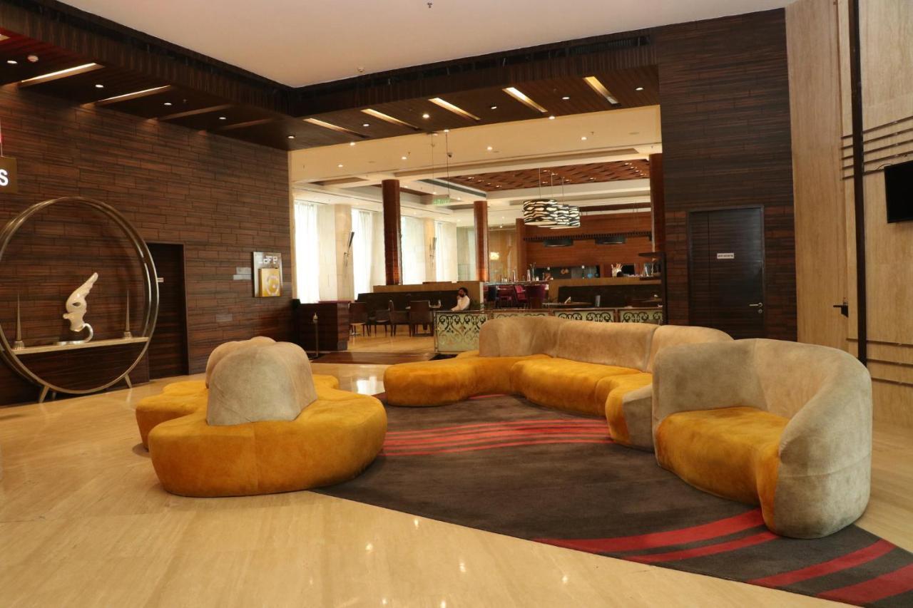 ฮอลิเดย์ อินน์ จันทิครห์ ปัญจกุลา ปัญจ์กุลา ภายนอก รูปภาพ The lobby of the hotel