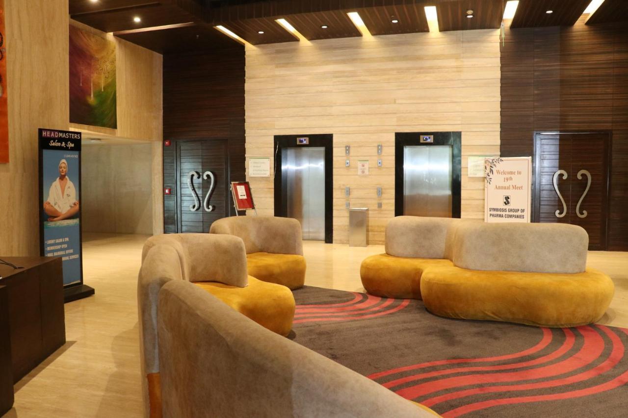 ฮอลิเดย์ อินน์ จันทิครห์ ปัญจกุลา ปัญจ์กุลา ภายนอก รูปภาพ The lobby of the hotel