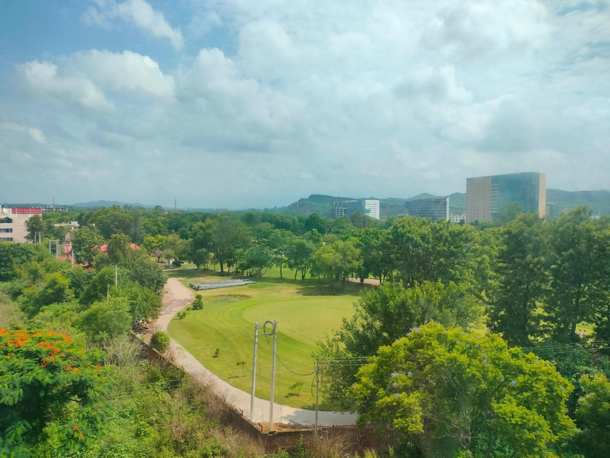 ฮอลิเดย์ อินน์ จันทิครห์ ปัญจกุลา ปัญจ์กุลา ภายนอก รูปภาพ View of the campus