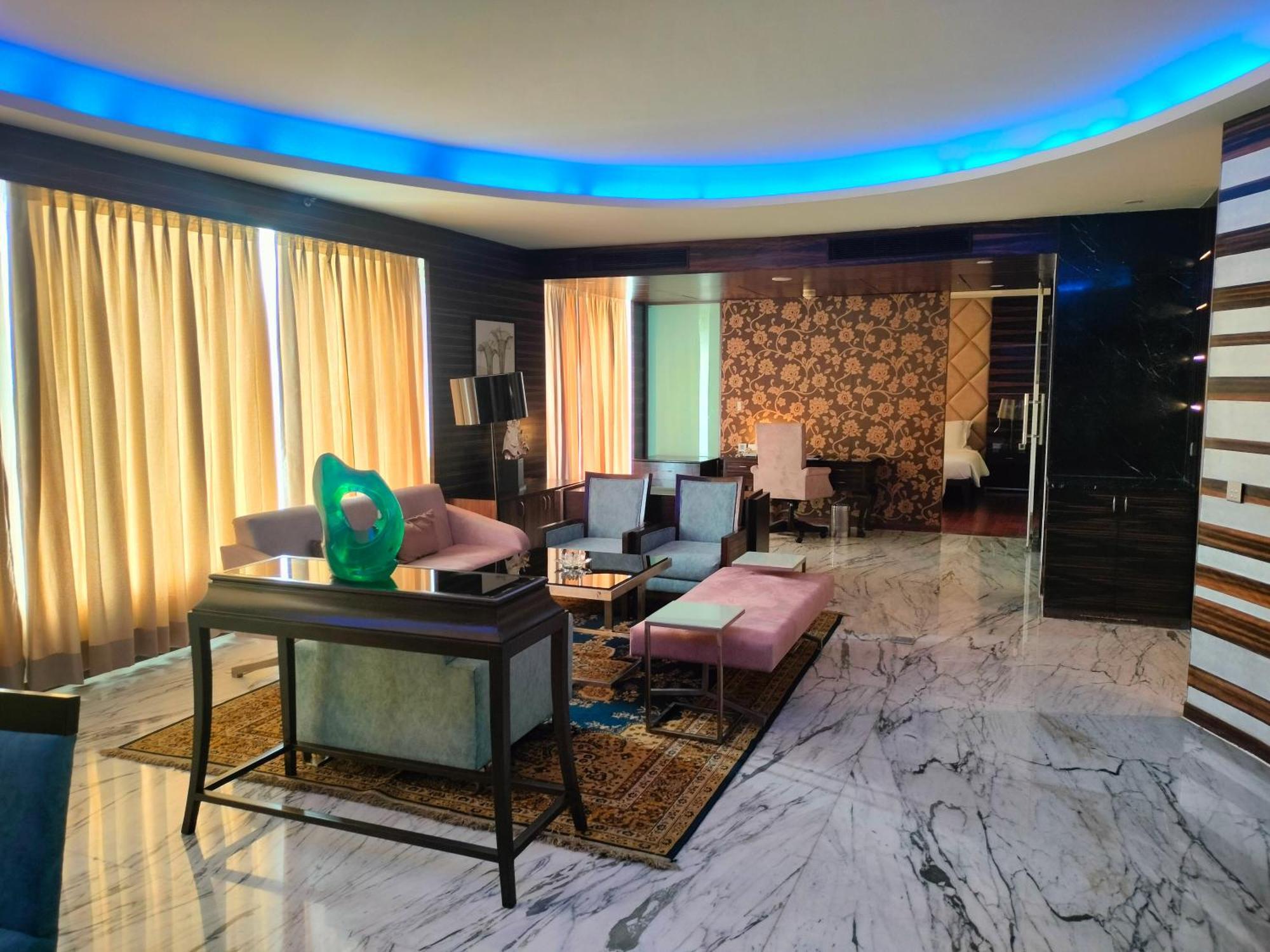 ฮอลิเดย์ อินน์ จันทิครห์ ปัญจกุลา ปัญจ์กุลา ภายนอก รูปภาพ A living room in a luxury apartment