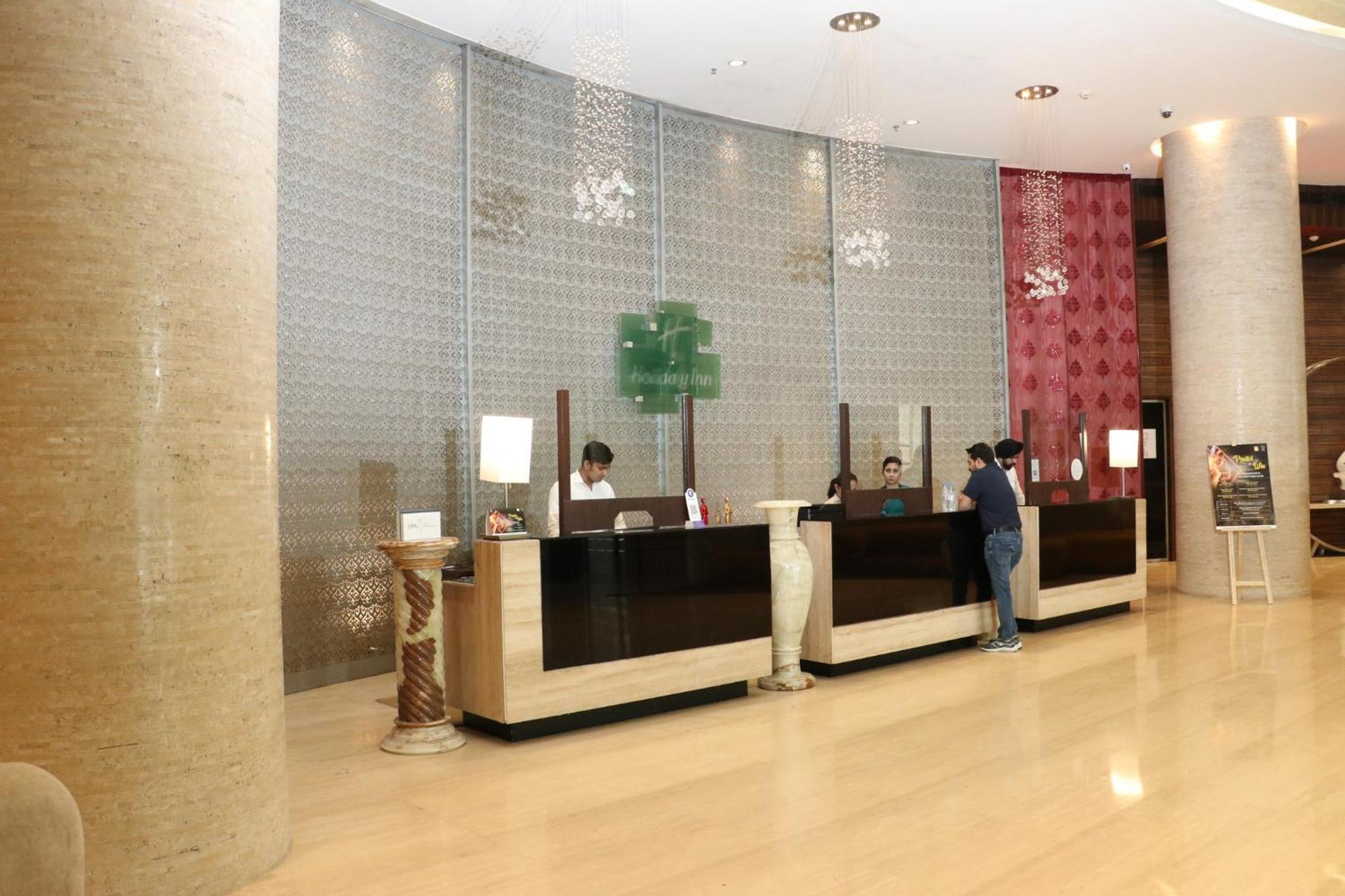 ฮอลิเดย์ อินน์ จันทิครห์ ปัญจกุลา ปัญจ์กุลา ภายนอก รูปภาพ The lobby of the hotel