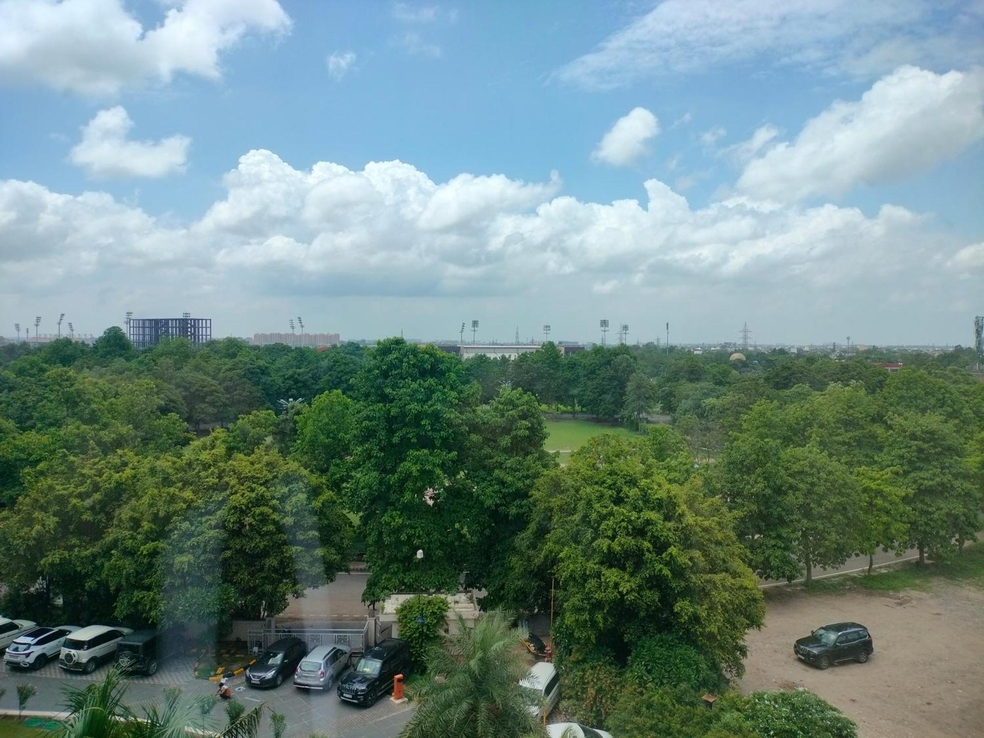 ฮอลิเดย์ อินน์ จันทิครห์ ปัญจกุลา ปัญจ์กุลา ภายนอก รูปภาพ View of the park from the hotel
