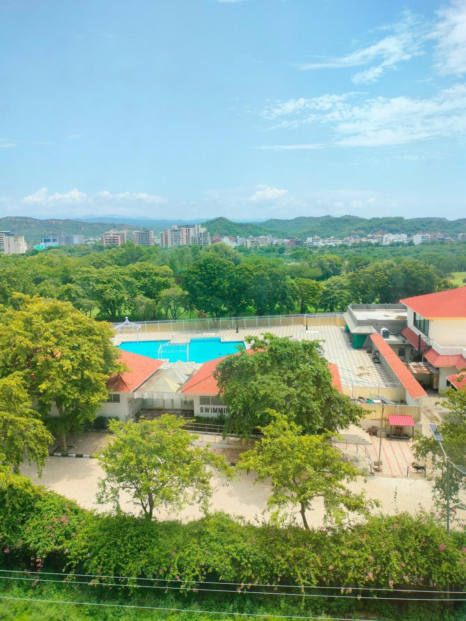 ฮอลิเดย์ อินน์ จันทิครห์ ปัญจกุลา ปัญจ์กุลา ภายนอก รูปภาพ Swimming pool
