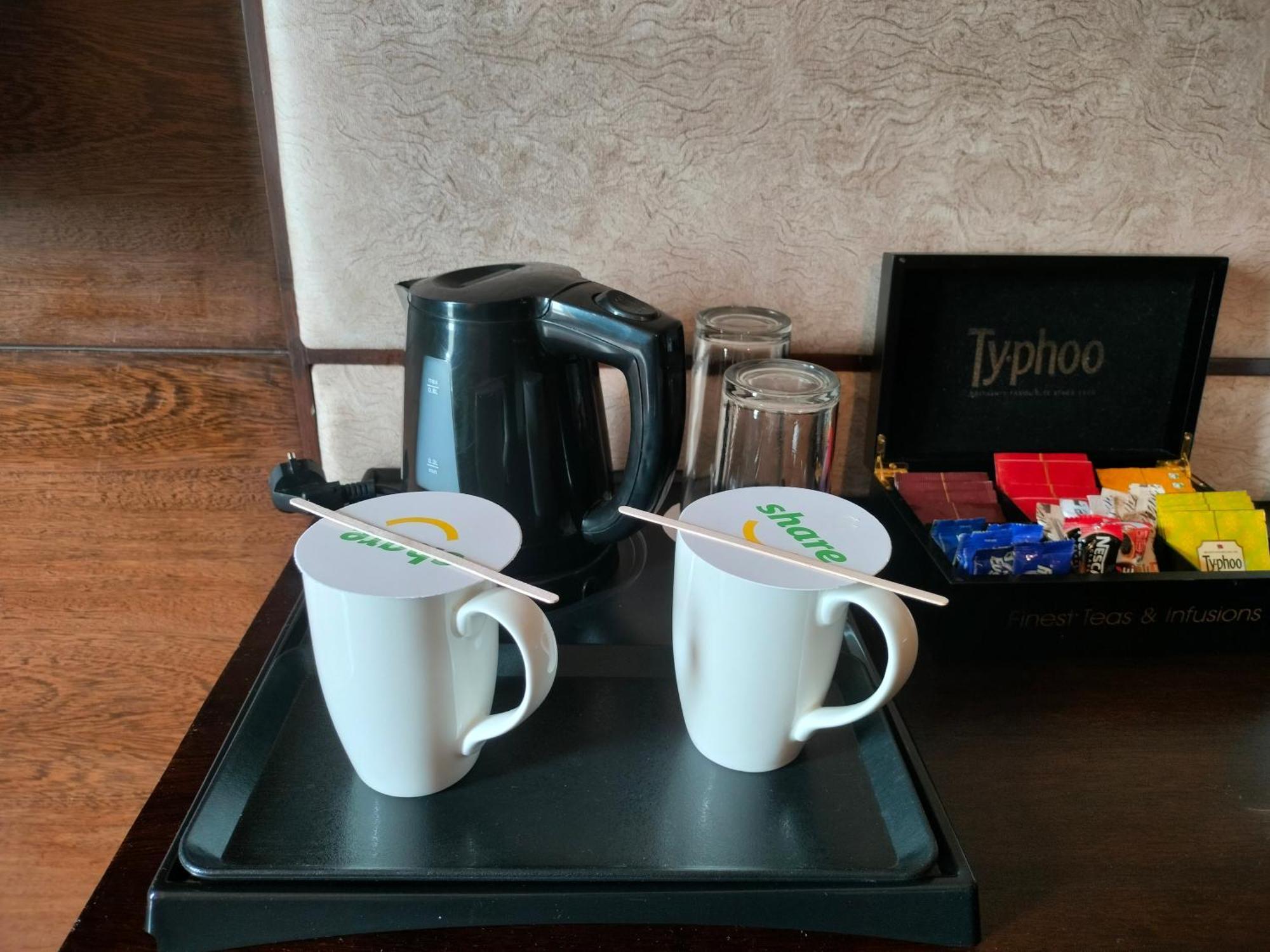 ฮอลิเดย์ อินน์ จันทิครห์ ปัญจกุลา ปัญจ์กุลา ภายนอก รูปภาพ A kettle and two cups in a hotel room
