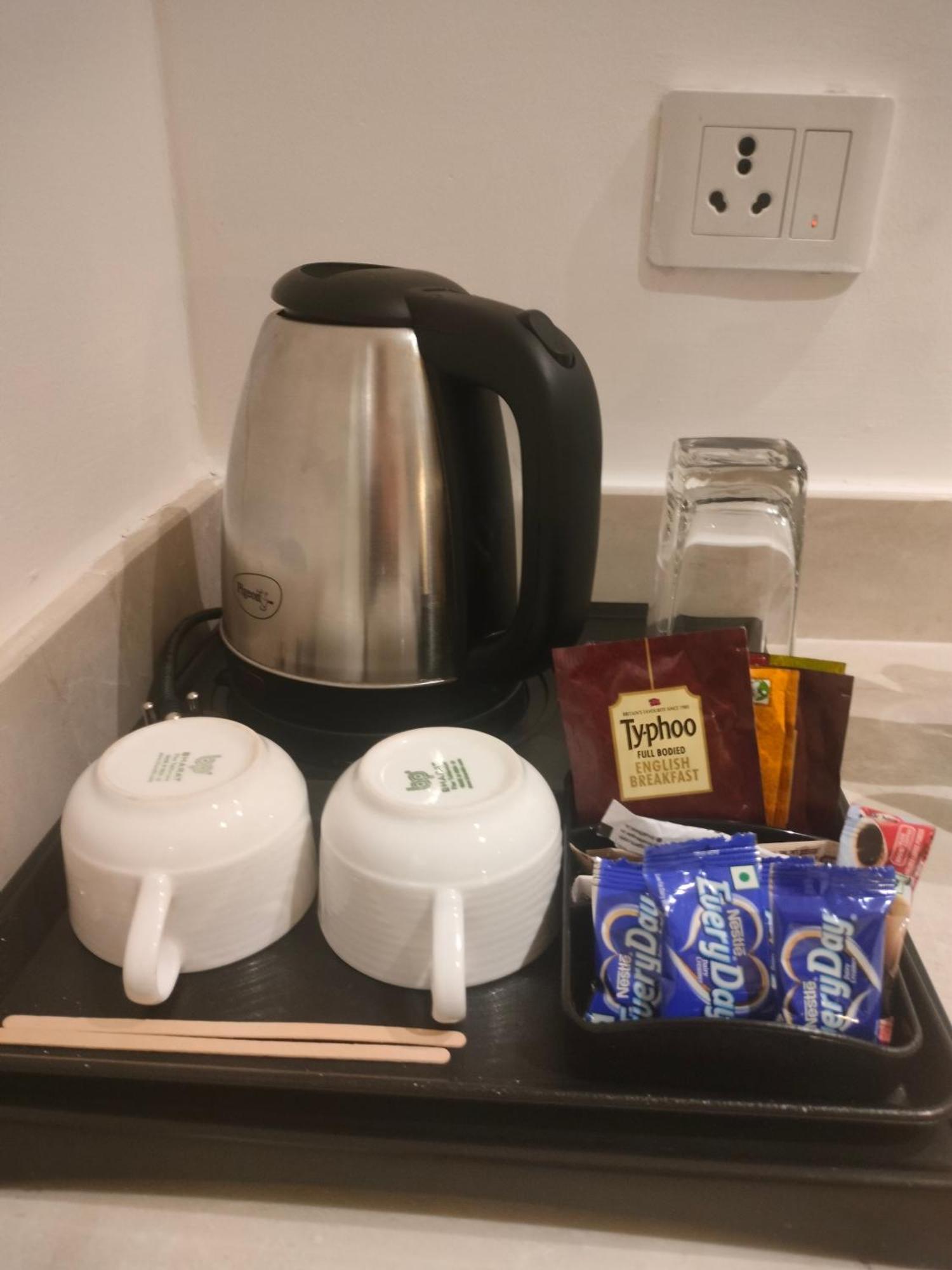 ฮอลิเดย์ อินน์ จันทิครห์ ปัญจกุลา ปัญจ์กุลา ภายนอก รูปภาพ A kettle with tea bags and cups