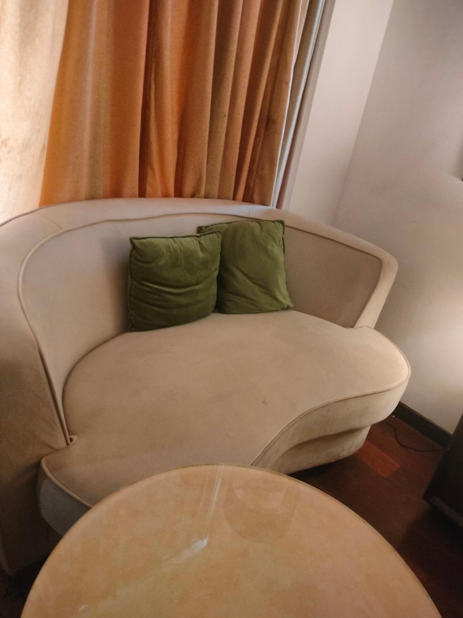 ฮอลิเดย์ อินน์ จันทิครห์ ปัญจกุลา ปัญจ์กุลา ภายนอก รูปภาพ A sofa in a hotel room